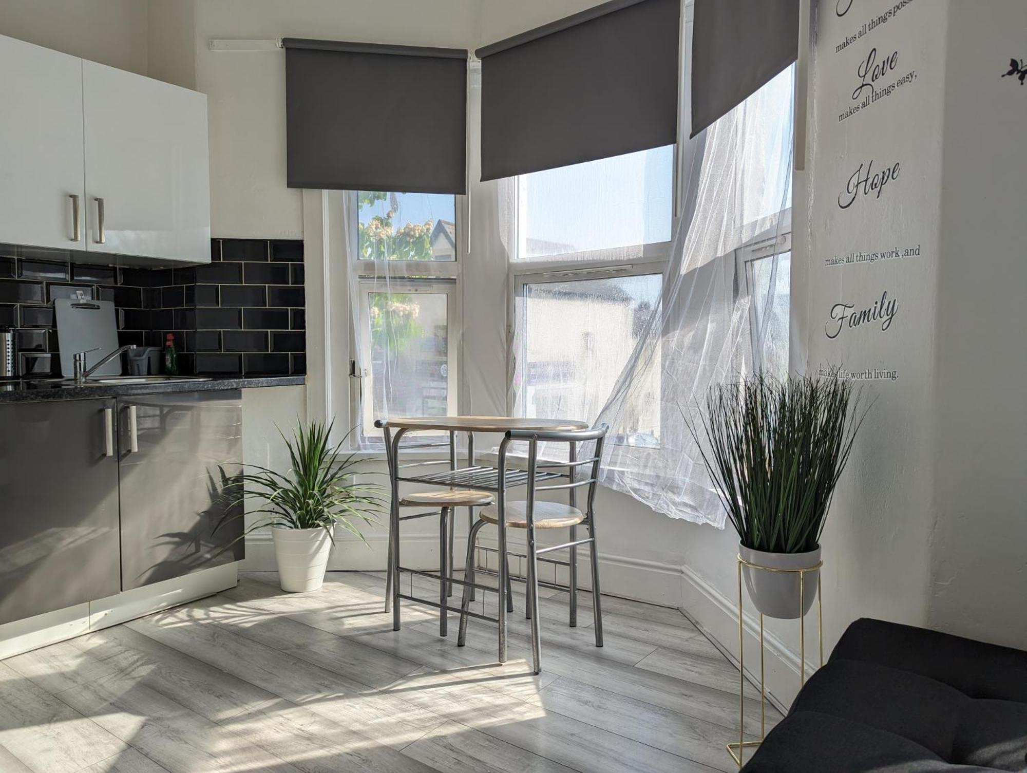 Inner-City Apartments - Basic Amenites Cardiff Buitenkant foto