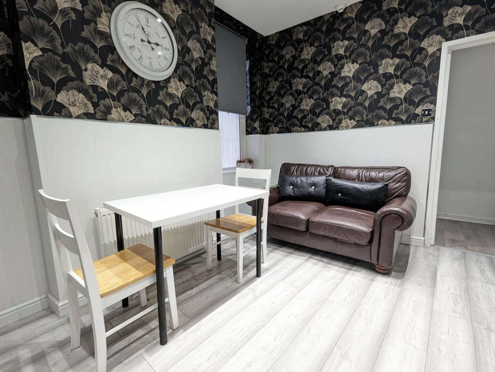 Inner-City Apartments - Basic Amenites Cardiff Buitenkant foto