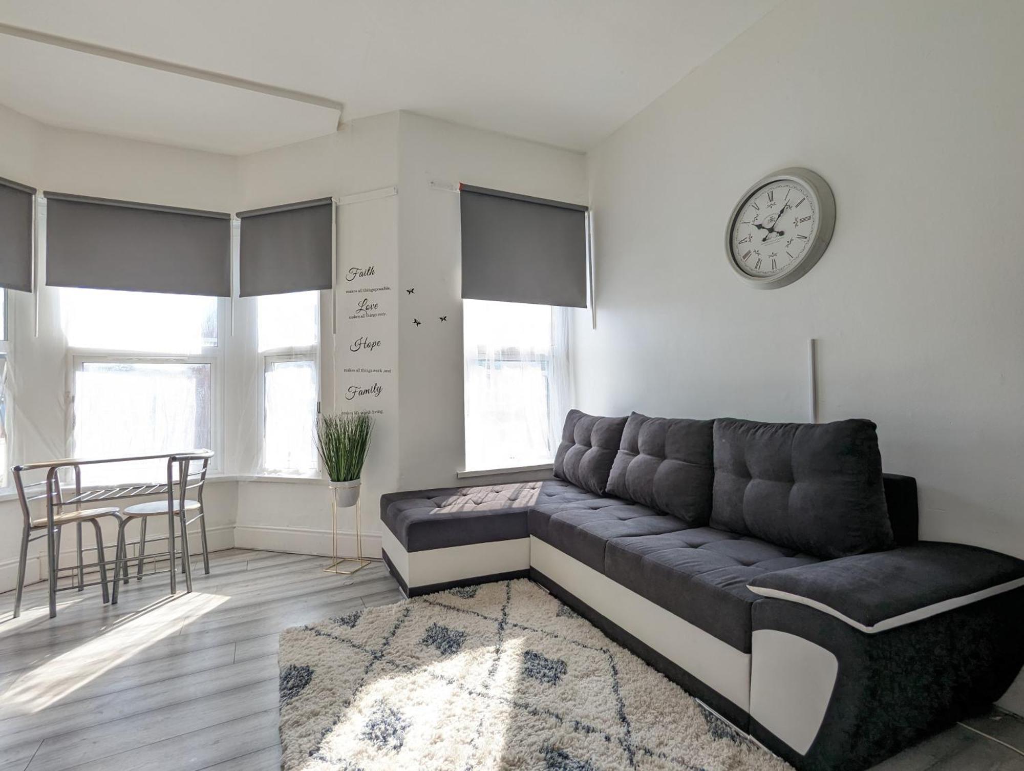 Inner-City Apartments - Basic Amenites Cardiff Buitenkant foto