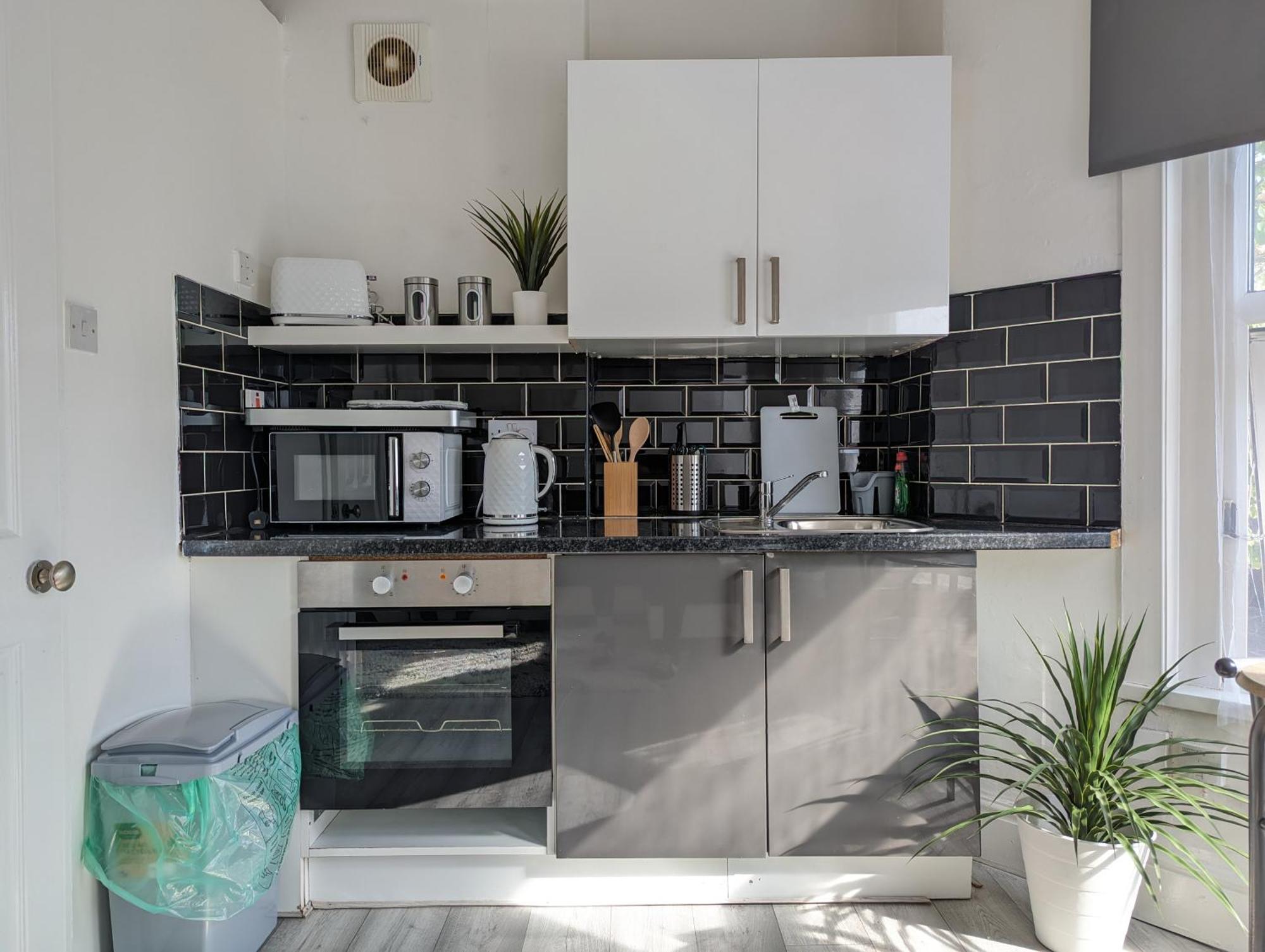 Inner-City Apartments - Basic Amenites Cardiff Buitenkant foto