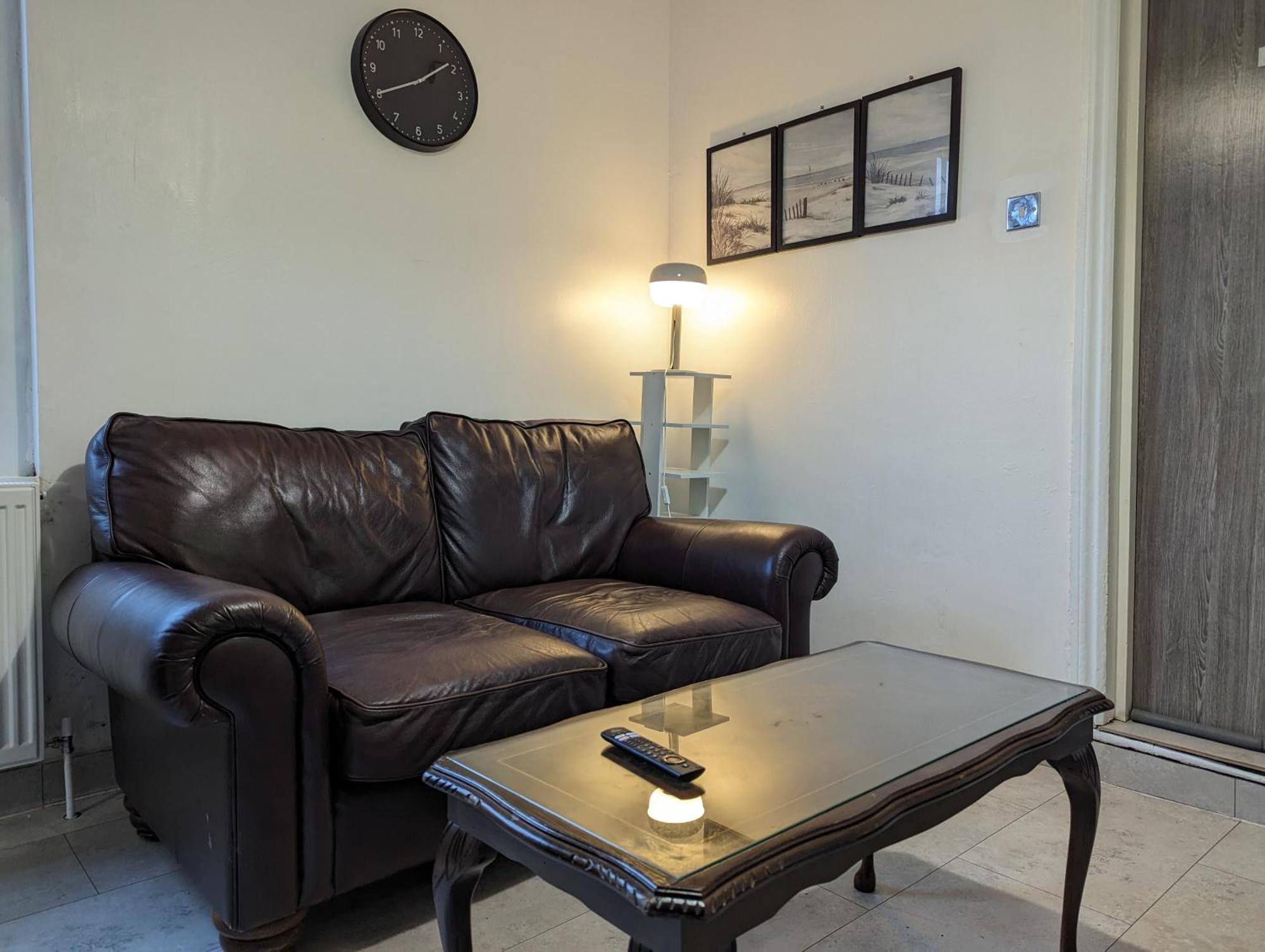 Inner-City Apartments - Basic Amenites Cardiff Buitenkant foto