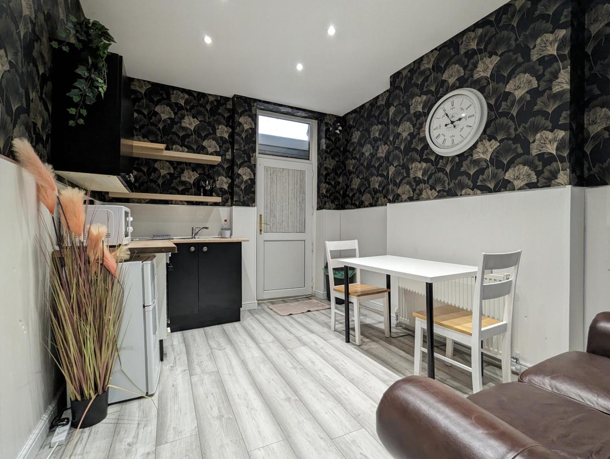 Inner-City Apartments - Basic Amenites Cardiff Buitenkant foto