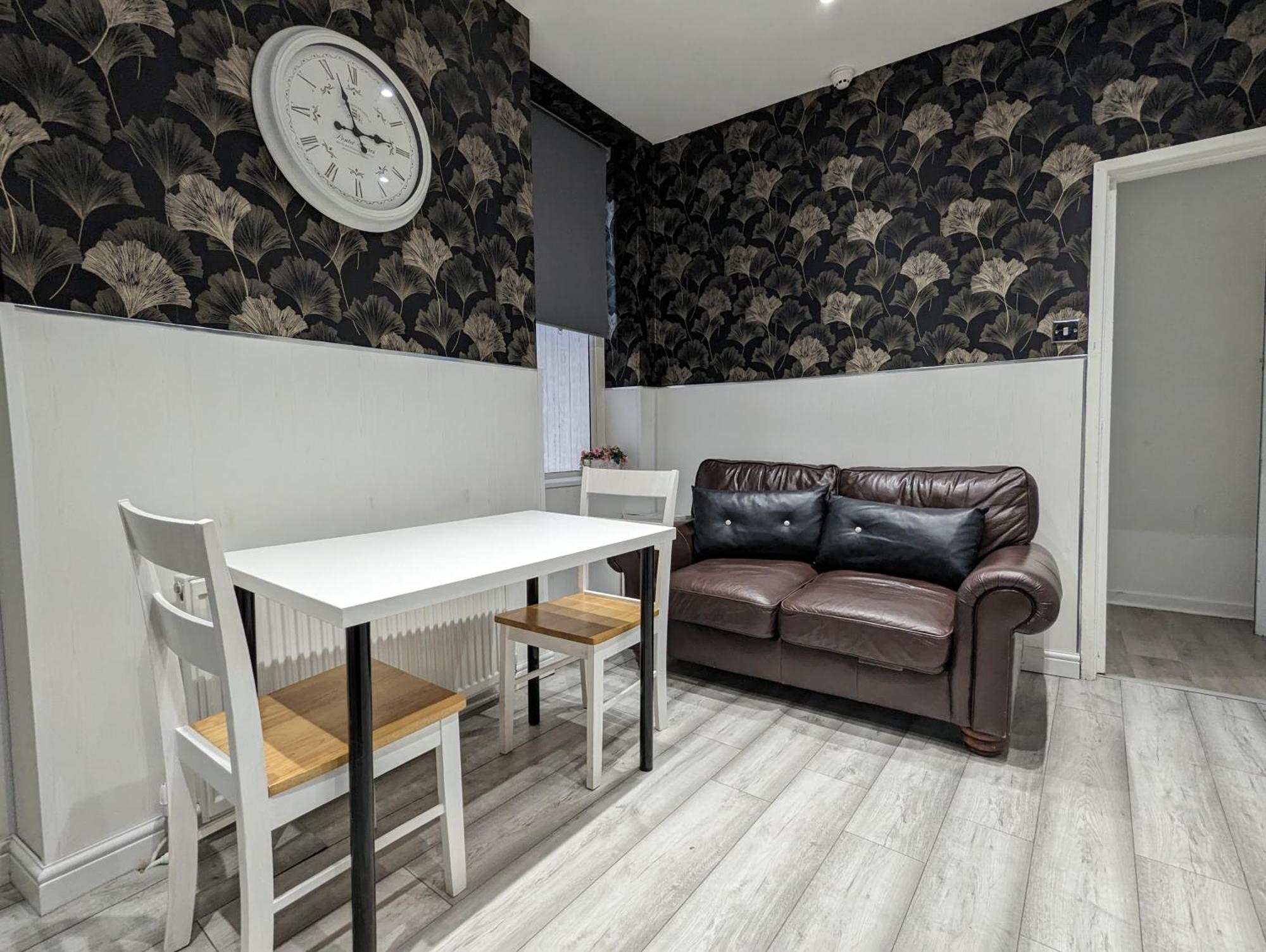 Inner-City Apartments - Basic Amenites Cardiff Buitenkant foto