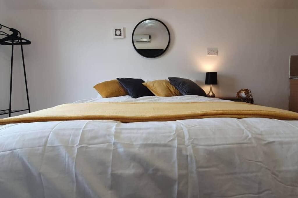 Inner-City Apartments - Basic Amenites Cardiff Buitenkant foto